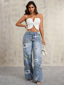 Stylische High-Waist-Jeans mit weitem Bein und Blumenmuster im amerikanischen Streetstyle.