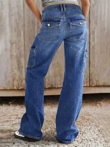 Vue arrière d'un pantalon cargo en denim bleu pour femme avec poches multiples