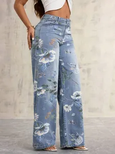 Detaillierte Seitenansicht einer locker sitzenden Denim-Hose mit Blumendruck für Damen