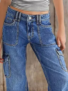 Détail d'un pantalon cargo en jean bleu avec plusieurs grandes poches fonctionnelles.