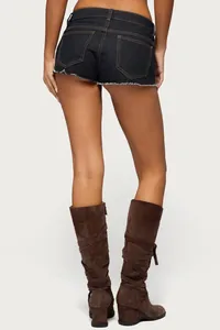 Vista posteriore di pantaloncini sexy in denim scuro a vita bassa donna