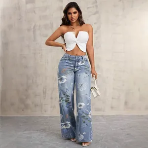 Modische weite Damenjeans im American Street Style mit einem Vintage-Blumenmuster