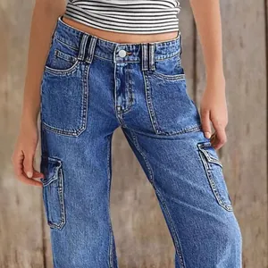 Jean cargo bleu pour femme coupe droite avec plusieurs poches et tissu en denim élastique