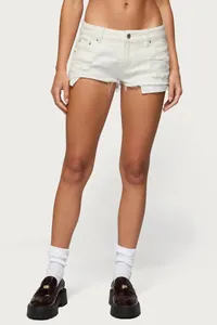 Pantaloncini di jeans bianchi a vita bassa con dettagli strappati e orlo a vivo da donna