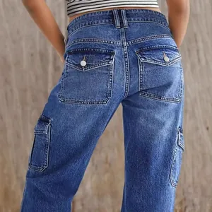 Pantalon cargo en jean bleu à jambe droite pour femme avec plusieurs poches fonctionnelles
