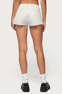 Vista posteriore di pantaloncini di jeans bianchi a vita bassa con orlo a vivo moda