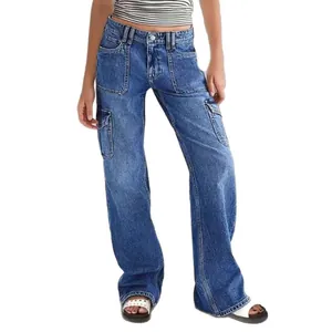 Jean cargo bleu pour femme, coupe droite, poches multiples et effet délavé