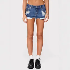 Pantaloncini di jeans a vita bassa da donna con dettagli strappati e orlo sfilacciato alla moda.