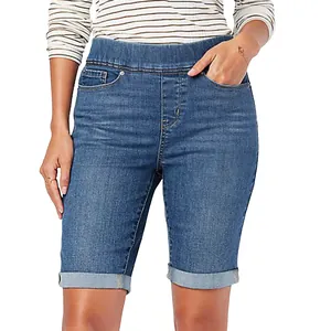 Détail de bermuda en jean pour femme, coupe ajustée avec revers et taille élastique