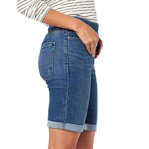 Vue latérale d'un bermuda en jean ajusté avec un ourlet revers et taille haute