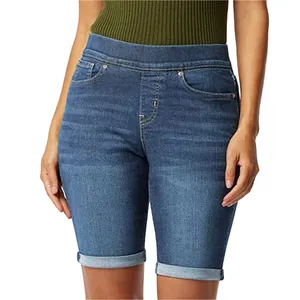 Vue détaillée d'un short en jean mi-long ajusté pour femme porté par un mannequin