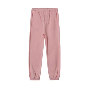 Dettaglio ravvicinato dei pantaloni sportivi rosa a tinta unita con vita elastica