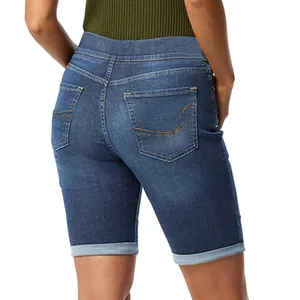 Vue arrière du short bermuda en jean coupe ajustée avec ourlet et poches brodées