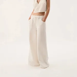 Full view of American vintage wide-leg denim pants on model for women's autumn fashion