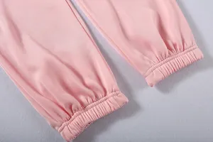 Primo piano dei polsini elastici a costine su pantaloni sportivi rosa di alta qualità