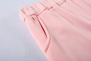 Dettaglio ravvicinato di alta qualità della vita elastica e tasca di pantaloni rosa