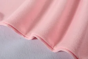 Primo piano della texture del tessuto in maglia rosa che mostra i dettagli della felpa
