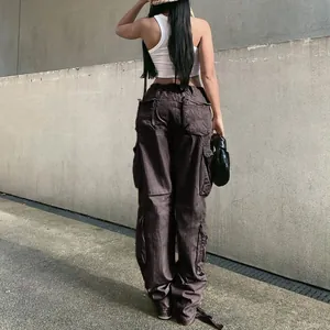 Rückansicht einer braunen Cargo-Hose mit hoher Taille und weitem Bein am Modell