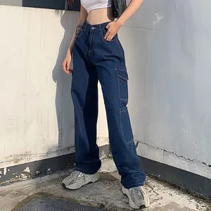 Détail du pantalon cargo en jean à taille haute pour femme de style urbain bleu.