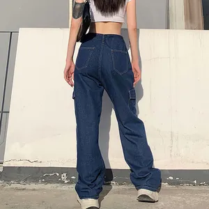 Détail arrière d'un pantalon cargo en jean à taille haute et coupe large bleu foncé