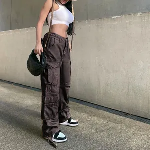 Braune Cargo-Hose mit hoher Taille, mehreren Taschen und weitem Bein in der Nahaufnahme.