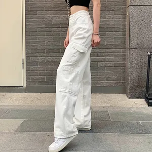 Vue latérale détaillée d'un jean cargo blanc à taille haute avec grandes poches