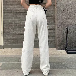 Vue arrière détaillée d'un pantalon cargo en jean blanc à taille haute avec poches