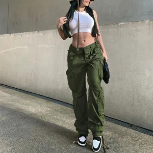 Frau in militärgrüner Cargohose mit hoher Taille und weitem Bein im Outdoor-Streetstyle