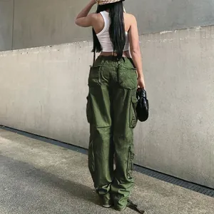 Rückansicht einer olivgrünen Damen-Cargo-Hose mit hoher Taille und weitem Bein