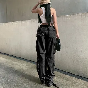 Rückansicht einer schwarzen Cargo-Hose mit hoher Taille und mehreren Taschen im Relaxed Fit