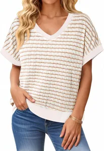 Detailweergave van casual gebreid damesshirt met korte mouwen, V-hals en bruine strepen