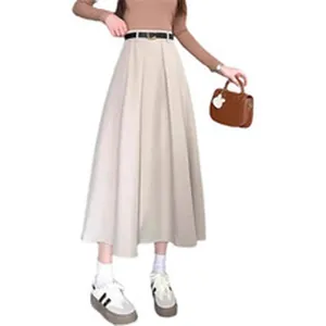 Vista detallada de una elegante falda larga plisada beige con silueta fluida en línea A para mujer
