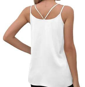 Detalle de vista trasera de una camiseta sin mangas blanca con tirantes dobles para mujer