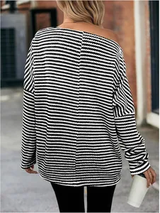 Rückansicht eines locker gestreiften Strickpullovers in Schwarz-Weiß für einen Casual-Look