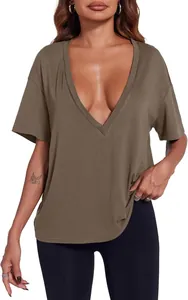 Vue détaillée d'un t-shirt sexy col en V profond vert olive pour femme style décontracté