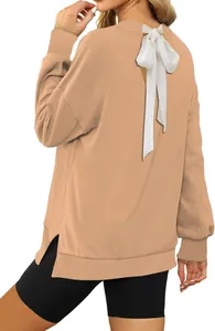 Vista trasera de una sudadera beige casual con un elegante detalle de lazo blanco