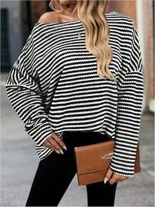 Detailaufnahme eines oversized schwarz-weiß gestreiften Strickpullovers mit Textur