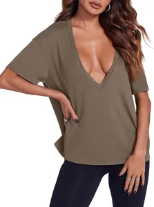 Vue détaillée d'un t-shirt sexy à col en V profond pour femme en marron kaki
