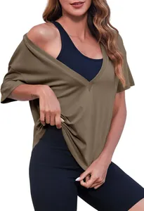 Vue détaillée d'un t-shirt sexy col en V profond vert olive superposé pour femmes