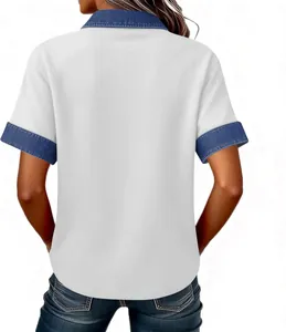 Rückansicht eines weißen Damen-Kurzarmshirts mit blauem Denim-Kragen und Bündchen