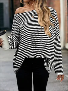 Detailansicht eines lässigen schwarz-weiß gestreiften Oversize-Strickpullovers.