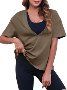 Vue rapprochée d'un t-shirt femme décontracté vert olive à col en V profond et ample