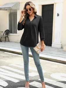 Eleganter schwarzer Damen-Pullover mit V-Ausschnitt, kombiniert mit Jeans in urbanem Stil