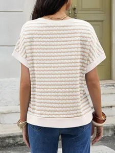 Achteraanzicht van een casual gebreid gestreept T-shirt voor dames, zachte textuur.