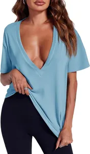 Gros plan d'un t-shirt sexy pour femme avec col en V profond, manches courtes