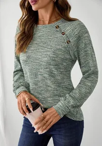 Detailopname van casual groen wafelgebreid damesshirt met lange mouwen en knopen