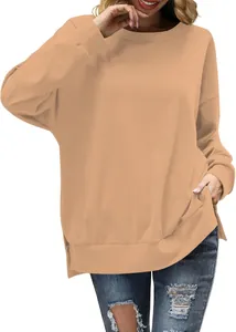 Vista detallada de sudadera holgada color caqui con cuello redondo y bolsillo para uso diario