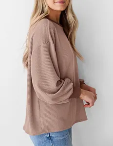 Zijaanzicht van een mauve wafelgebreide top met lange mouwen en mooie geribbelde manchetten