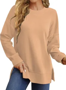 Detalle de sudadera holgada con cuello redondo para mujer en albaricoque con aberturas