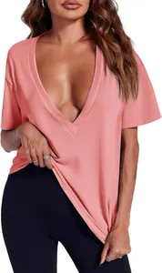 Vue détaillée d'un t-shirt sexy à col en V profond pour femme en rose, tissu en coton.